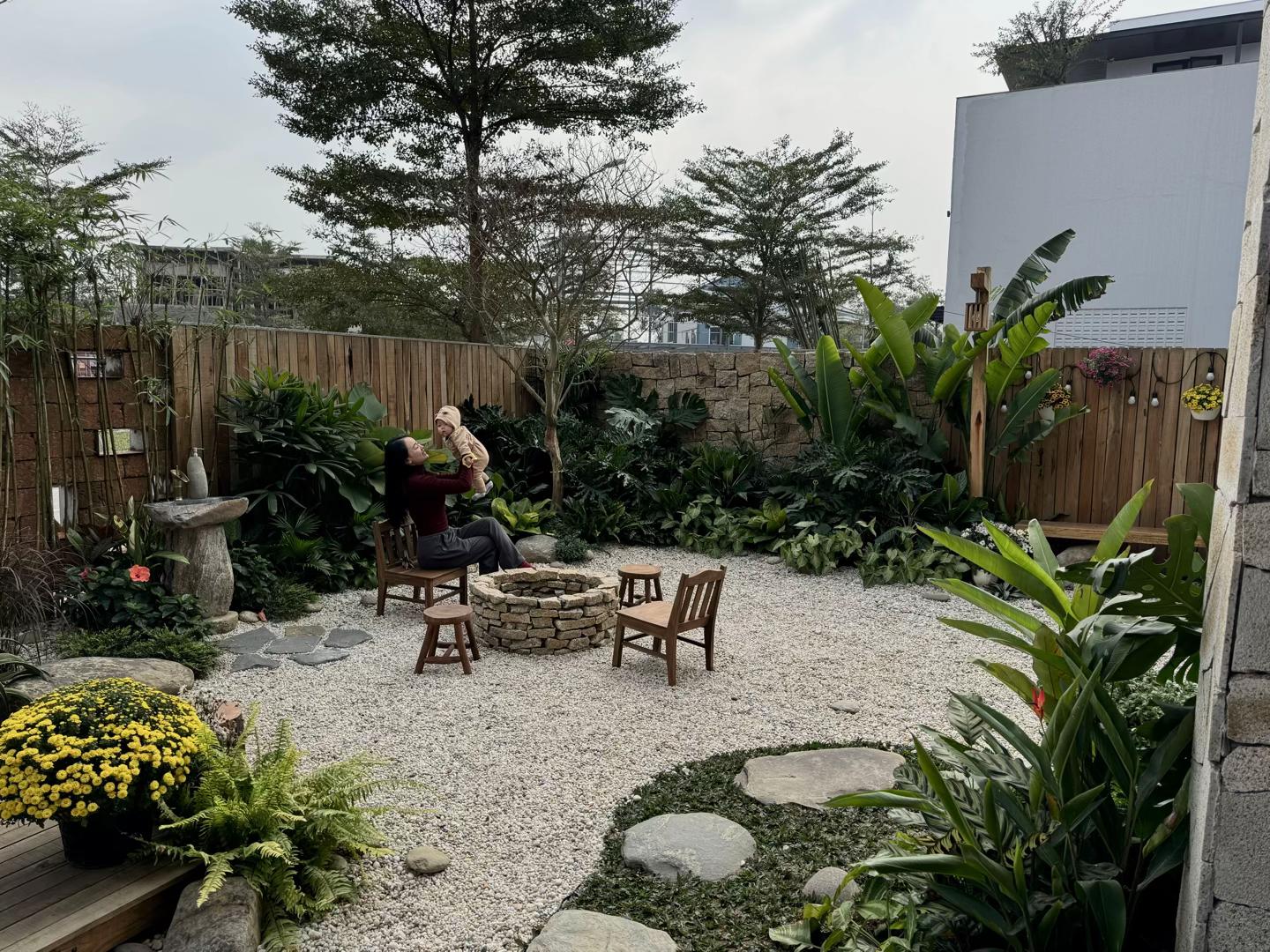 Ngôi nhà 450m2 của vợ chồng Hà Tĩnh như resort thu nhỏ: Khu vườn nhiệt đới bao quanh, cả căn nhà phủ 70% kính, góc nào cũng có view “triệu đô”- Ảnh 5.