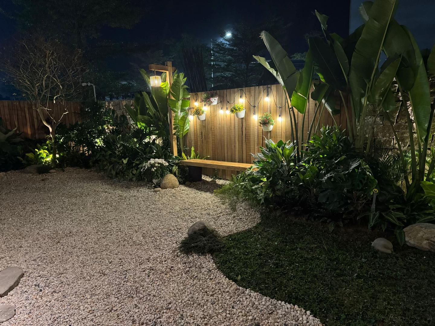 Ngôi nhà 450m2 của vợ chồng Hà Tĩnh như resort thu nhỏ: Khu vườn nhiệt đới bao quanh, cả căn nhà phủ 70% kính, góc nào cũng có view “triệu đô”- Ảnh 4.