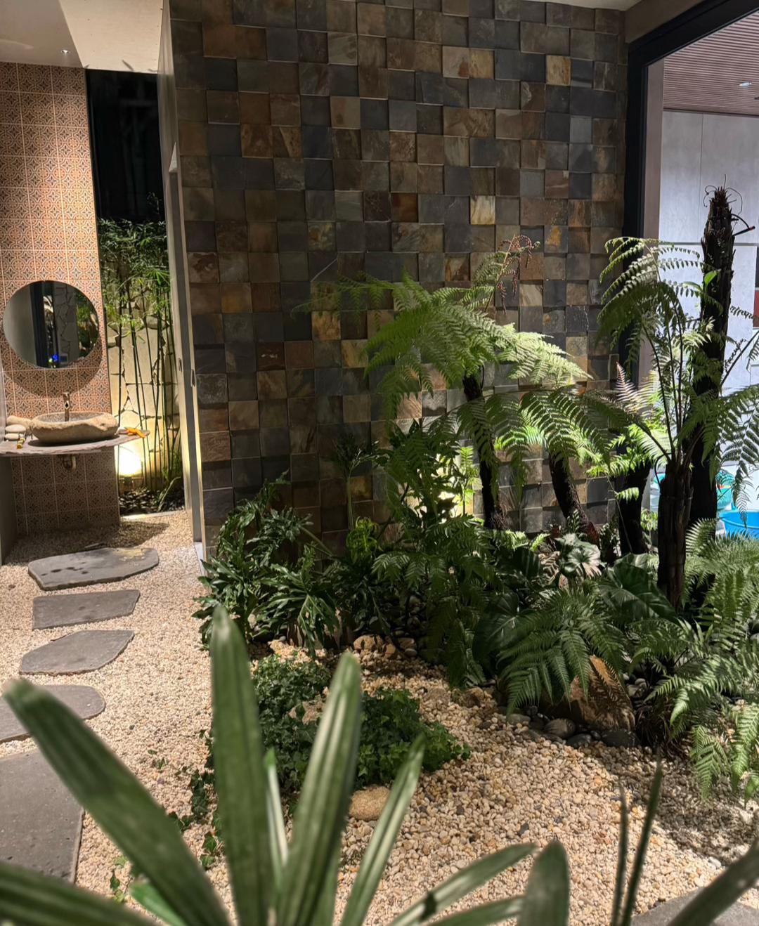 Ngôi nhà 450m2 của vợ chồng Hà Tĩnh như resort thu nhỏ: Khu vườn nhiệt đới bao quanh, cả căn nhà phủ 70% kính, góc nào cũng có view “triệu đô”- Ảnh 6.