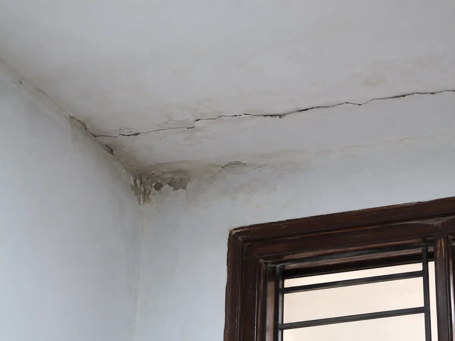 Lời khuyên cho các gia đình phát hiện vết nứt trên trần nhà - Ảnh 5.