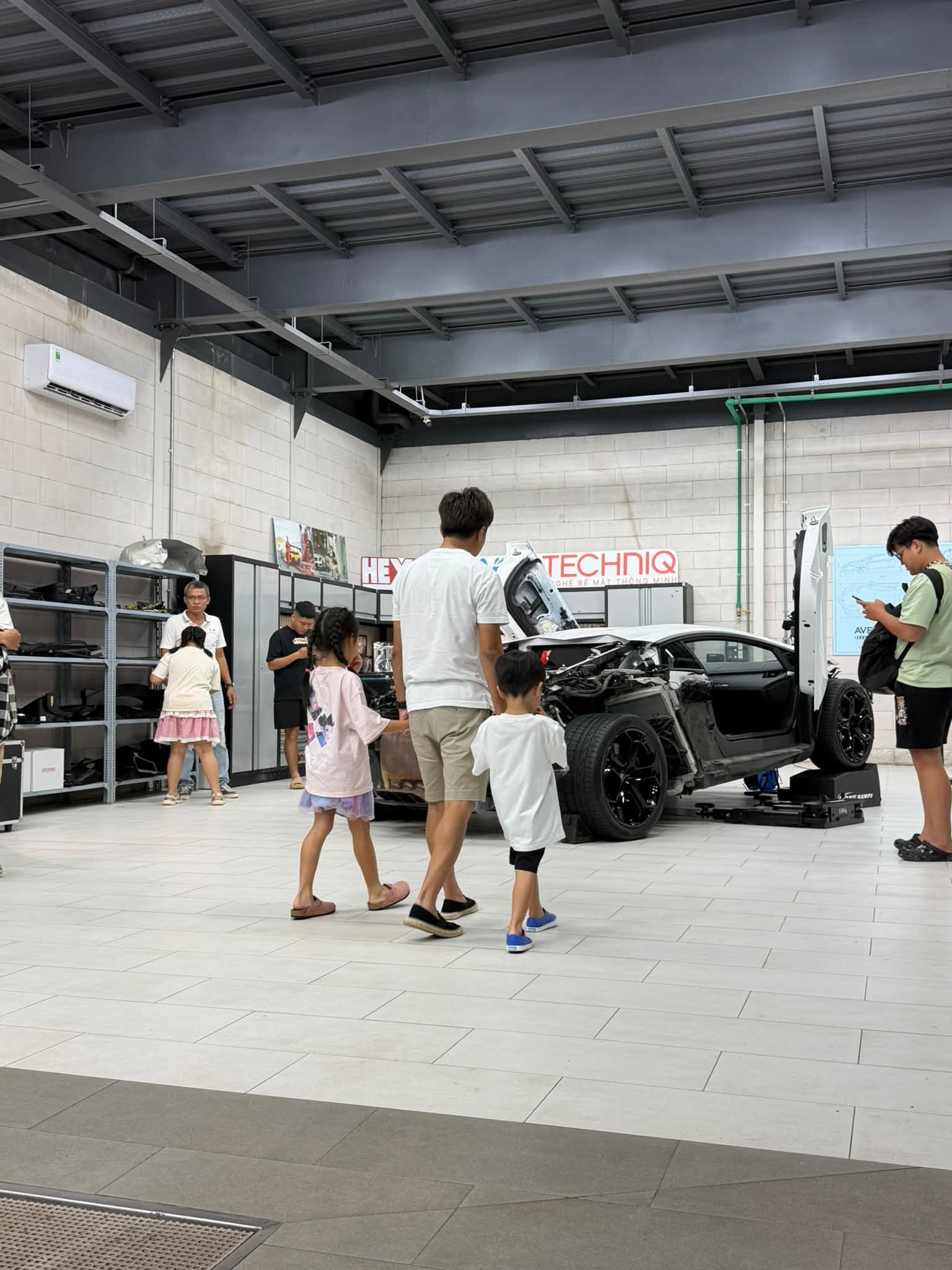 Đàm Thu Trang bận đi sắm đồ nội thất, Cường Đô La trông con đúng chuẩn nhà giàu, đưa con đi ngắm siêu xe mới chịu- Ảnh 1.