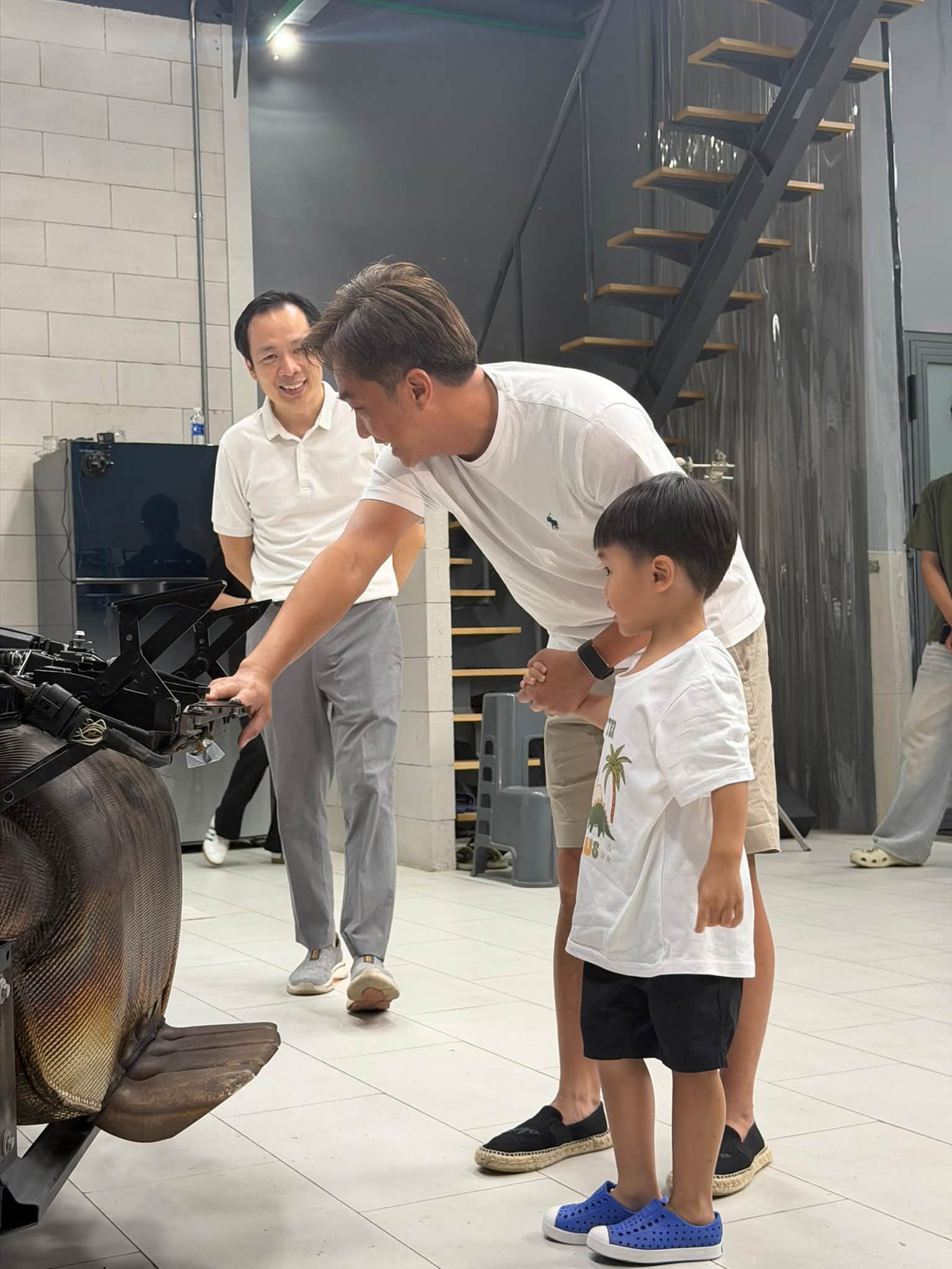 Đàm Thu Trang bận đi sắm đồ nội thất, Cường Đô La trông con đúng chuẩn nhà giàu, đưa con đi ngắm siêu xe mới chịu- Ảnh 3.