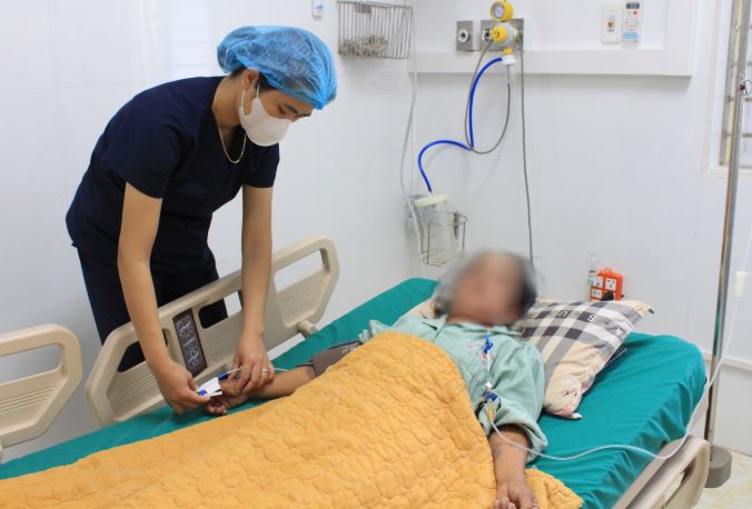 Ăn rau trồng trong vườn nhà, 4 người trong một gia đình nhập viện - Ảnh 1.