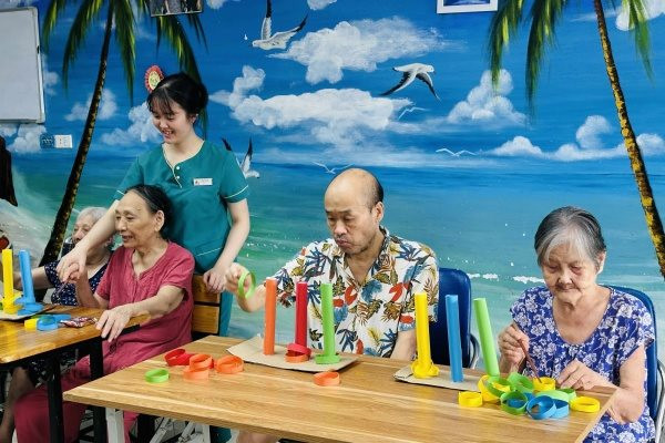 Sáng đưa đi, tối đón về với 200 nghìn đồng/ngày: Dịch vụ bán trú người già xuất hiện tại Hà Nội, Hải Phòng, Hưng Yên, Phú Thọ- Ảnh 2.
