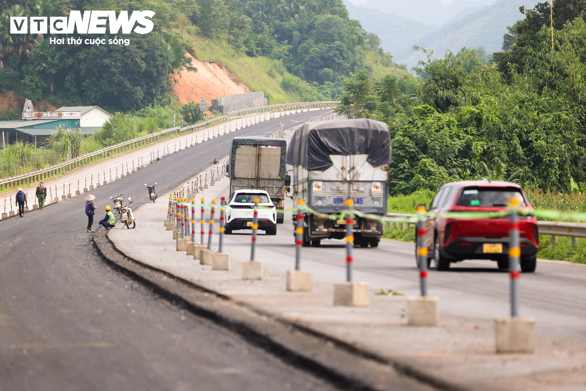 Hơn 120km trên cao tốc Nội Bài - Lào Cai thay đổi ra sao sau một năm mở rộng?- Ảnh 14.