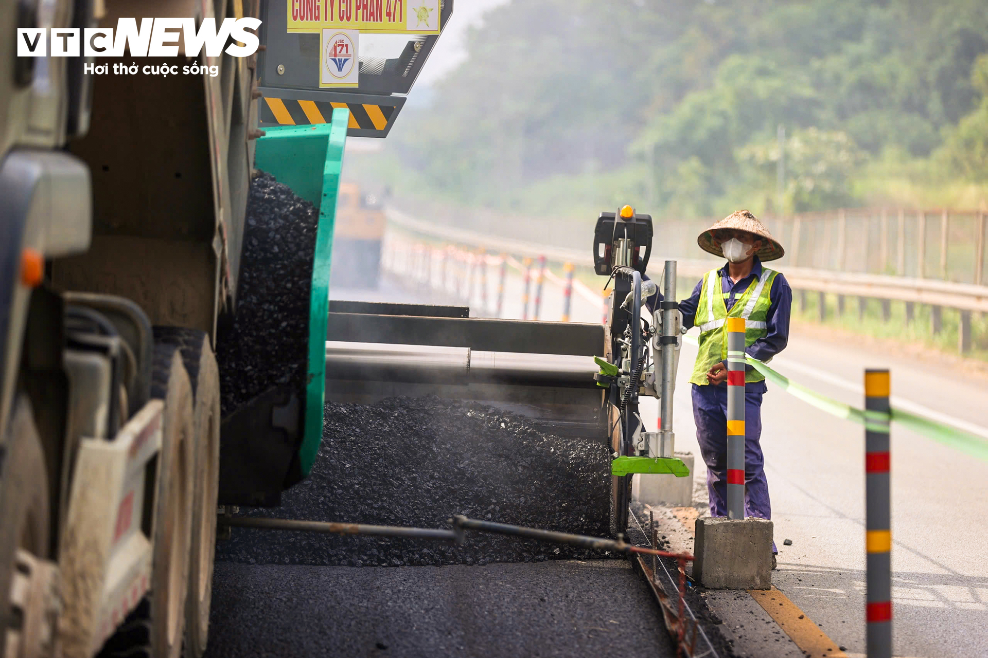 Hơn 120km trên cao tốc Nội Bài - Lào Cai thay đổi ra sao sau một năm mở rộng?- Ảnh 17.