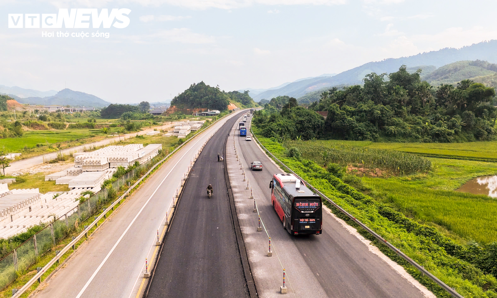 Hơn 120km trên cao tốc Nội Bài - Lào Cai thay đổi ra sao sau một năm mở rộng?- Ảnh 1.