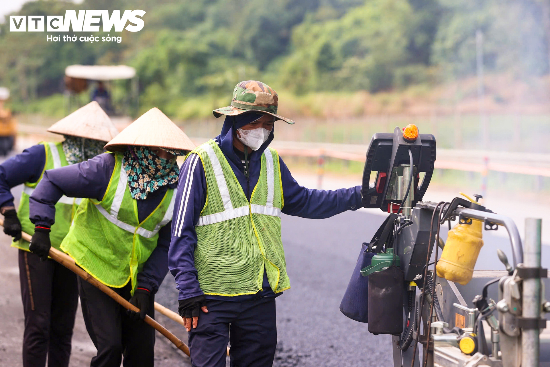 Hơn 120km trên cao tốc Nội Bài - Lào Cai thay đổi ra sao sau một năm mở rộng?- Ảnh 18.