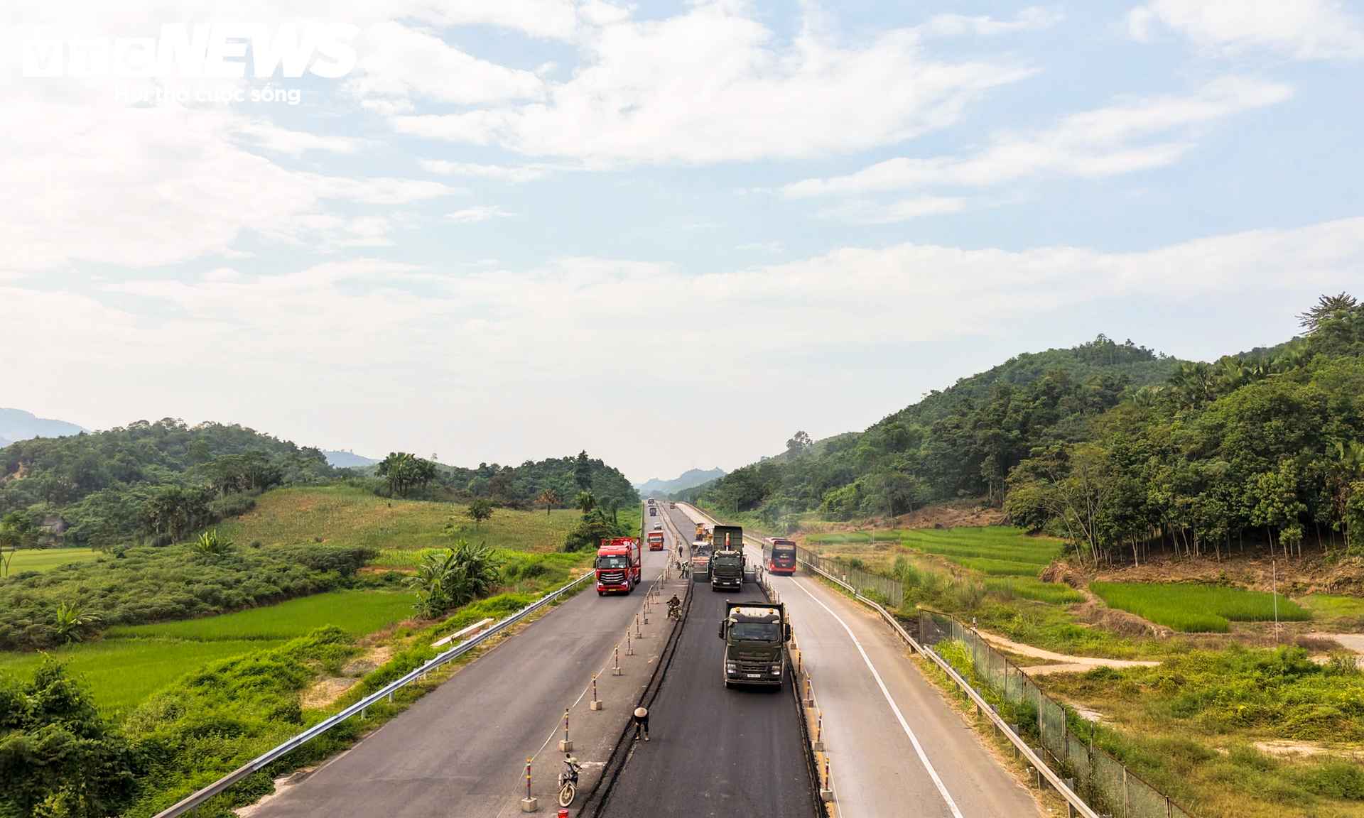 Hơn 120km trên cao tốc Nội Bài - Lào Cai thay đổi ra sao sau một năm mở rộng?- Ảnh 19.
