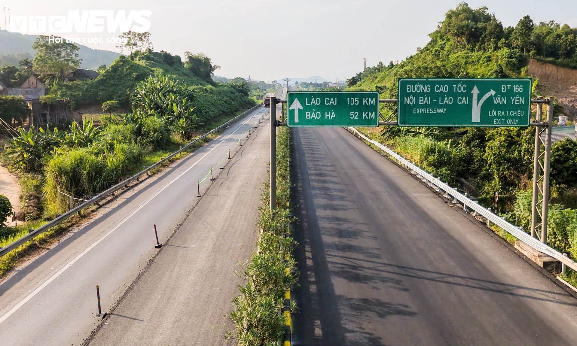 Hơn 120km trên cao tốc Nội Bài - Lào Cai thay đổi ra sao sau một năm mở rộng?- Ảnh 2.