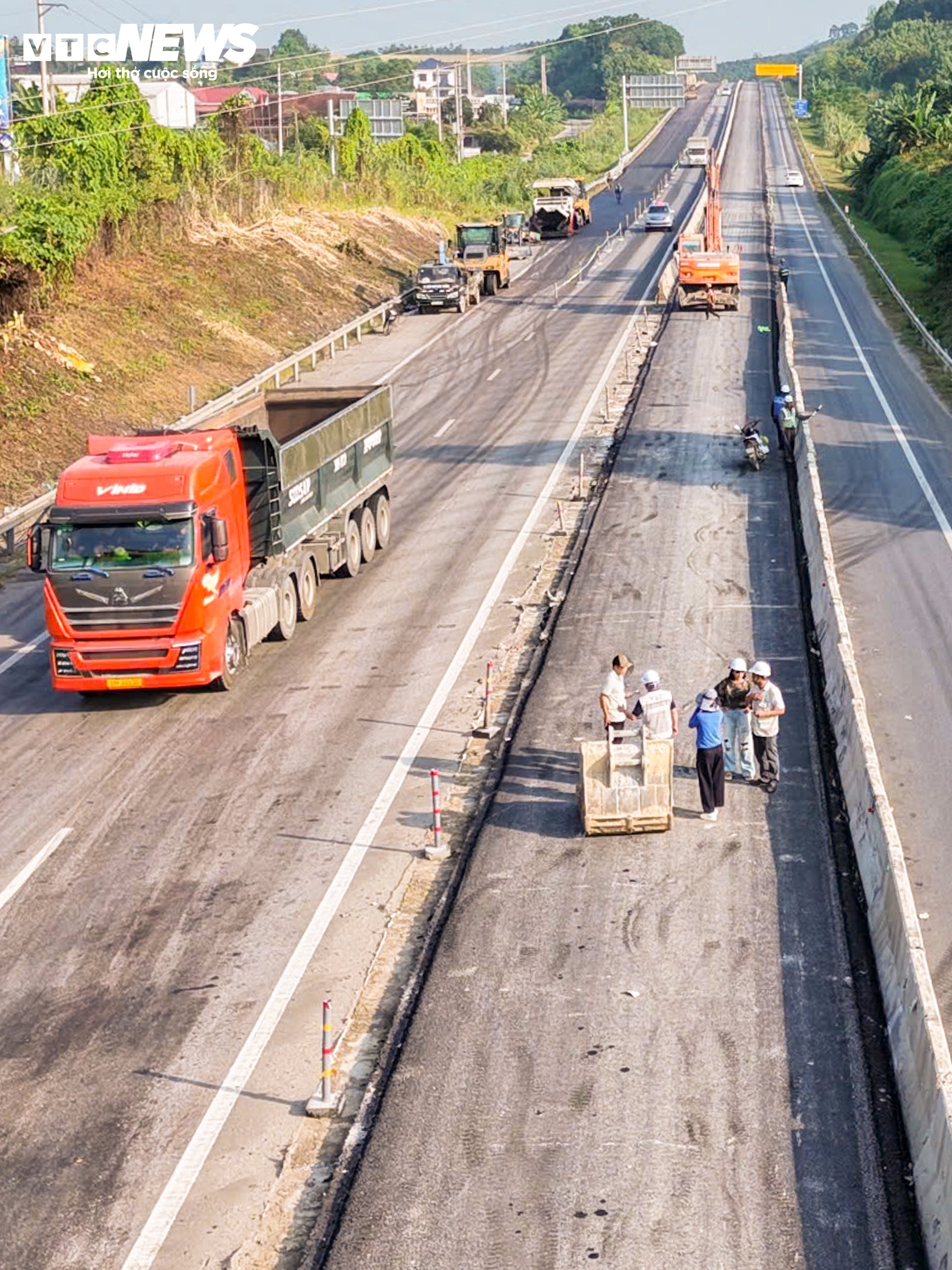 Hơn 120km trên cao tốc Nội Bài - Lào Cai thay đổi ra sao sau một năm mở rộng?- Ảnh 7.