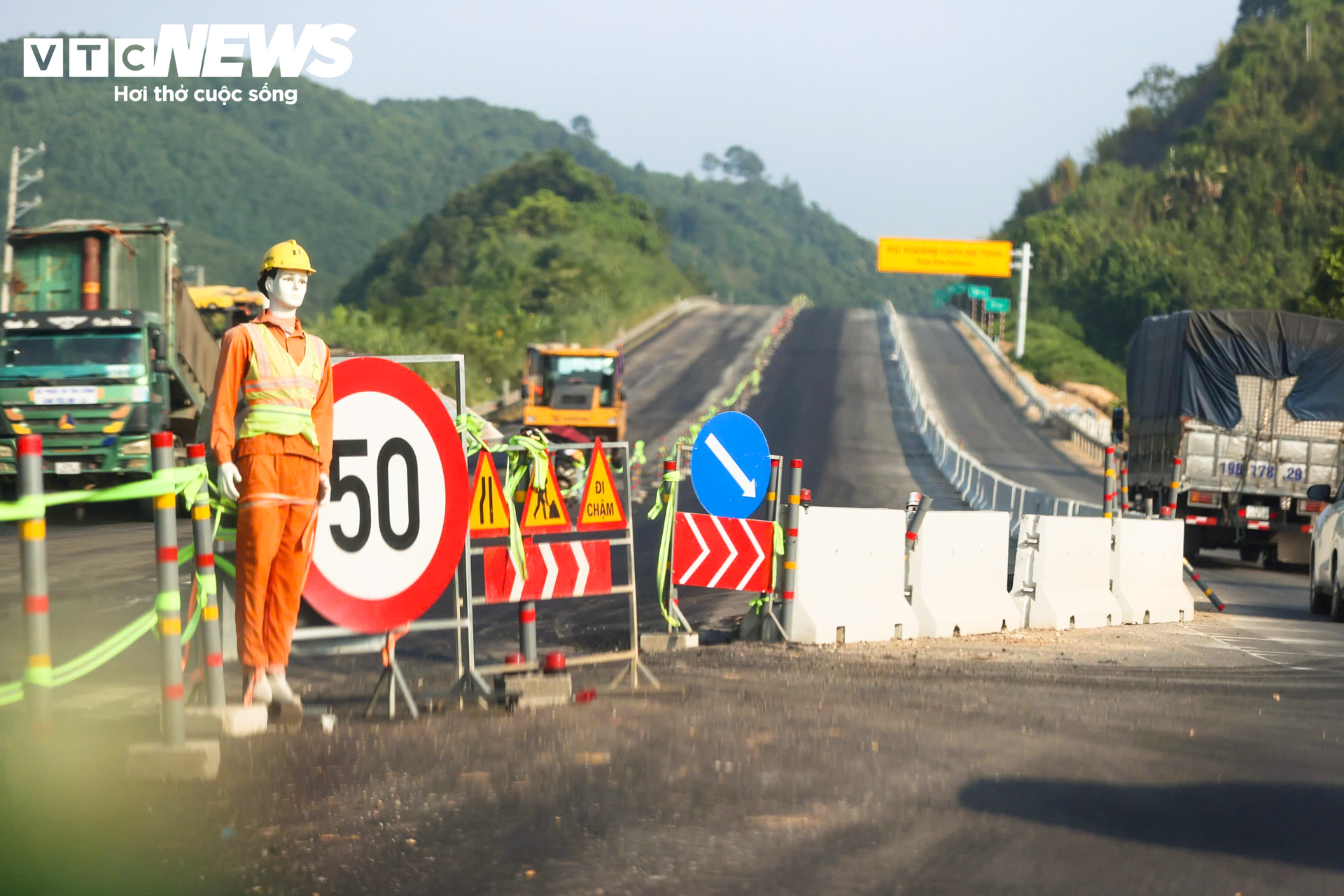 Hơn 120km trên cao tốc Nội Bài - Lào Cai thay đổi ra sao sau một năm mở rộng?- Ảnh 8.