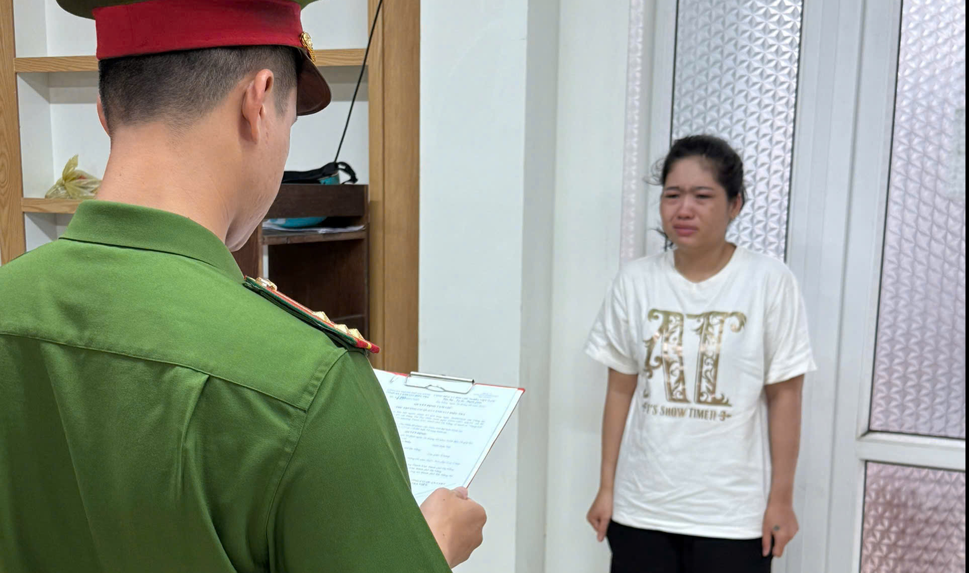 Công an chặn xe máy để kiểm tra, phát hiện bí mật trong chiếc khẩu trang của một phụ nữ - Ảnh 1.