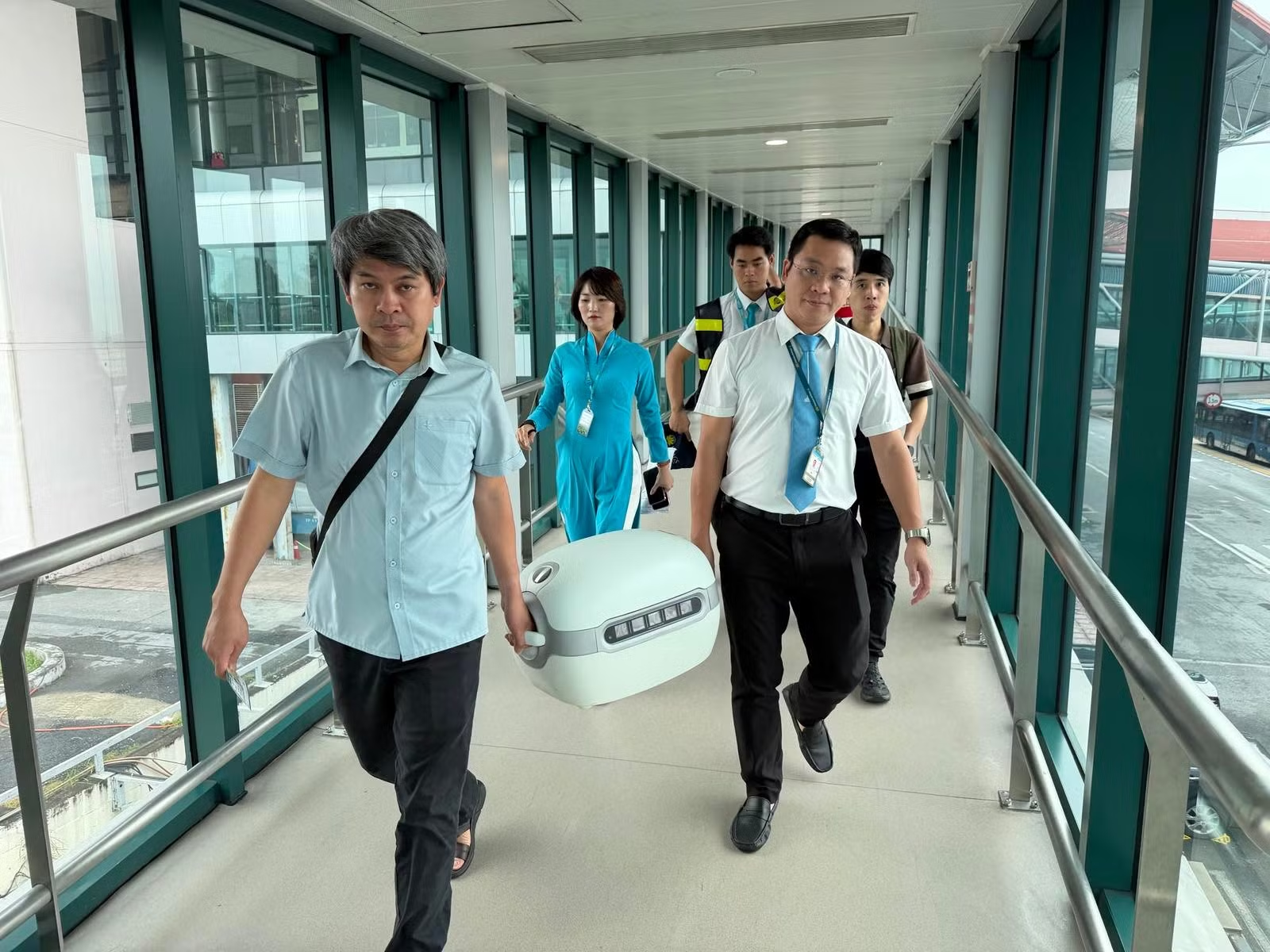 Một chuyến bay rời Hà Nội lúc 12h40 mang theo thứ không được phép đến muộn: Cả hành trình phải chạy đua từng phút - Ảnh 1. Một chuyến bay rời Hà Nội lúc 12h40 mang theo thứ không được phép đến muộn: Cả hành trình phải chạy đua từng phút - Ảnh 1.