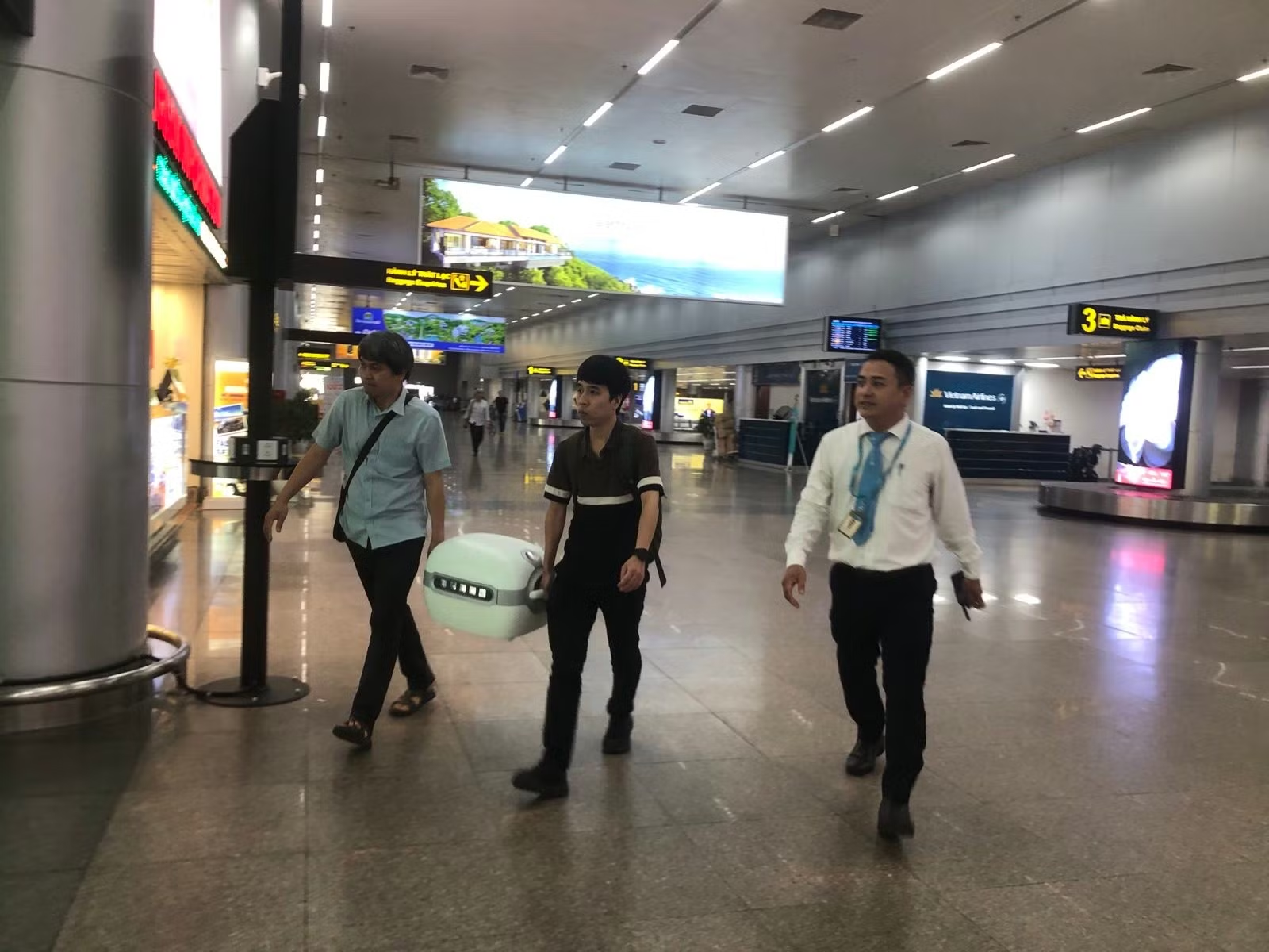 Một chuyến bay rời Hà Nội lúc 12h40 mang theo thứ không được phép đến muộn: Cả hành trình phải chạy đua từng phút - Ảnh 2. Một chuyến bay rời Hà Nội lúc 12h40 mang theo thứ không được phép đến muộn: Cả hành trình phải chạy đua từng phút - Ảnh 2.