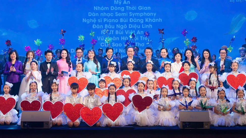 Vietjet, Sovico và HDBank đóng góp 30 tỷ đồng, chung tay hỗ trợ phụ nữ, trẻ em mắc bệnh hiểm nghèo có hoàn cảnh đặc biệt khó khăn - Ảnh 1.