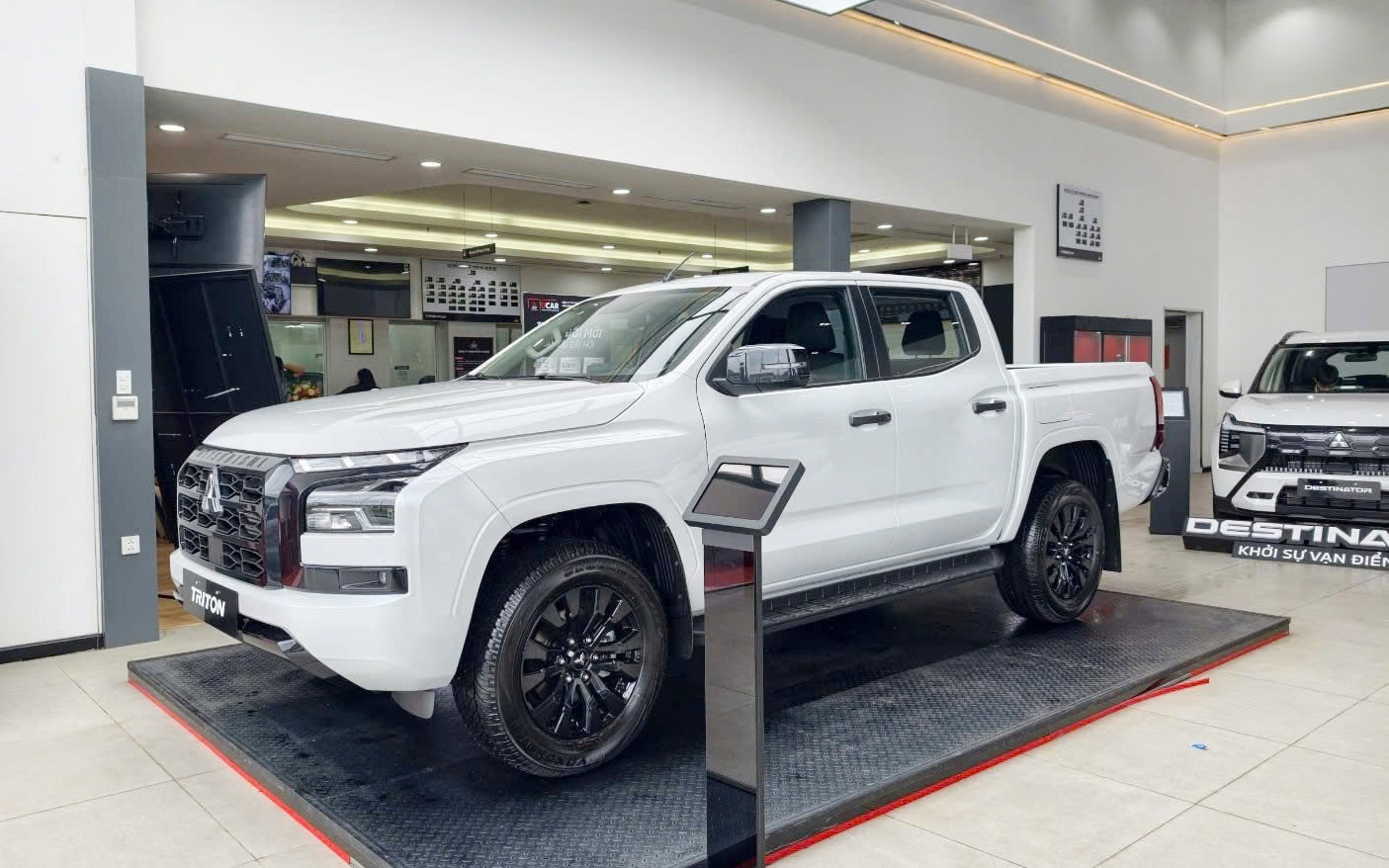 Mitsubishi Triton vẫn khuyến mại mạnh tay sau tháng lên top doanh số phân khúc: Giảm lăn bánh tới 56 triệu đồng, bản mới ra mắt cũng không ngoại lệ - Ảnh 1.