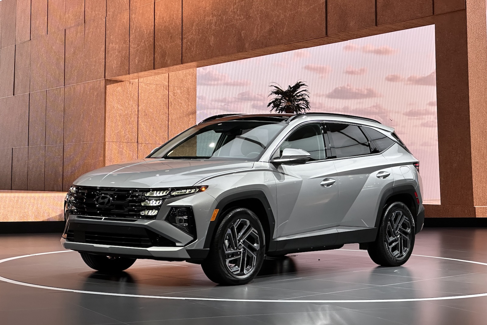 Người dân đổ xô mua Hyundai Tucson giống mẫu ở Việt Nam sau khi xe đời mới ra mắt - Ảnh 2.