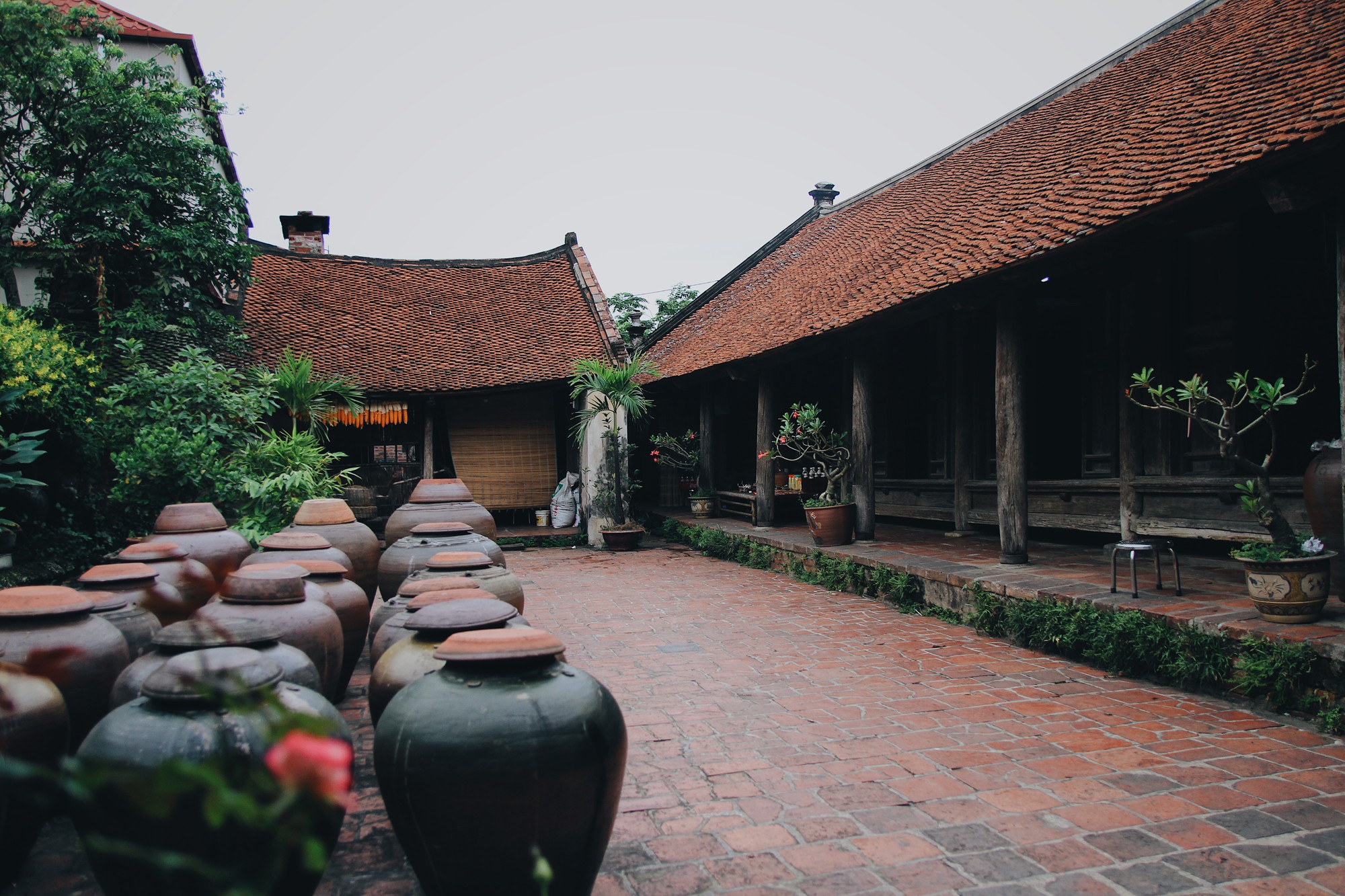 Ngôi làng có gần 1000 ngôi nhà được xây bằng loại đá xù xì cùng bùn đất, có căn từng được trả giá tiền tỷ: Cách trung tâm Hà Nội chỉ 45km, được kỳ vọng trở thành “làng du lịch tốt nhất thế giới” - Ảnh 3.