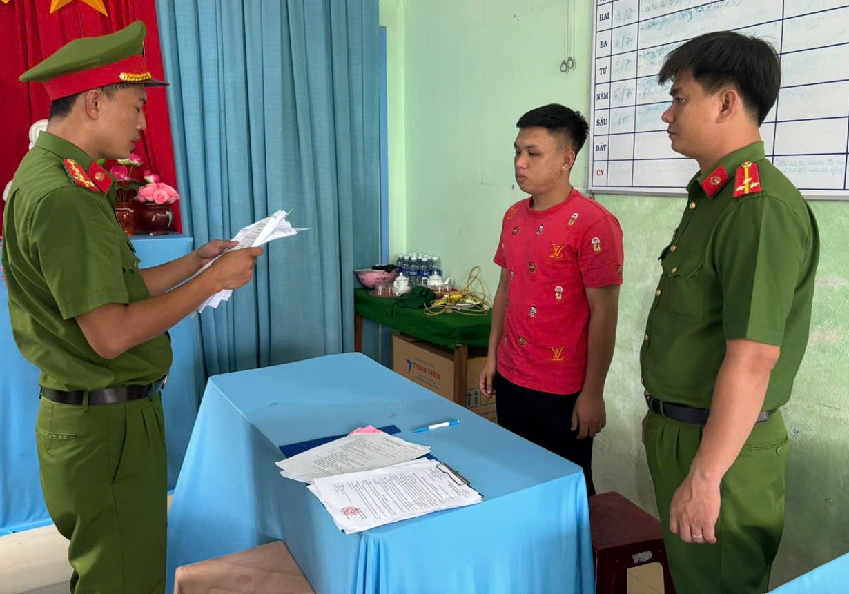 Công an kiểm tra lúc 7 giờ 30 phút: Bắt 2 nam thanh niên cùng SN 2005 - Ảnh 1.