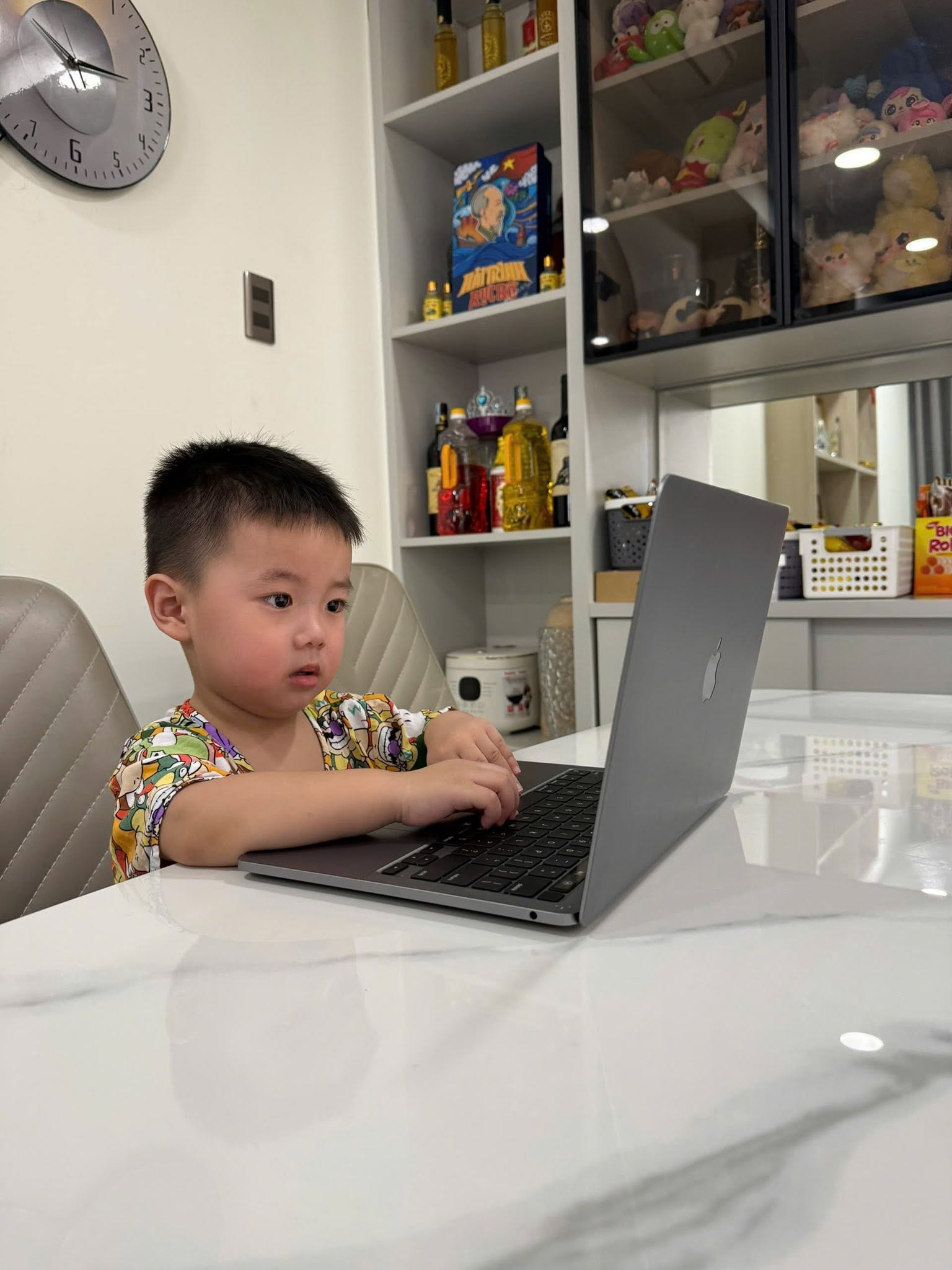Quách Ngọc Tuyên cưới vợ kém 16 tuổi, con trai lên 3 tuổi điển trai, khôi ngô chuẩn điện ảnh - Ảnh 4.
