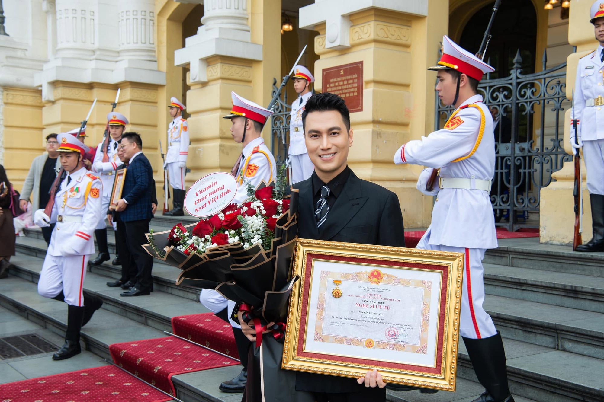 Nam thần VFC bán chân gà ở Hà Nội- Ảnh 2.