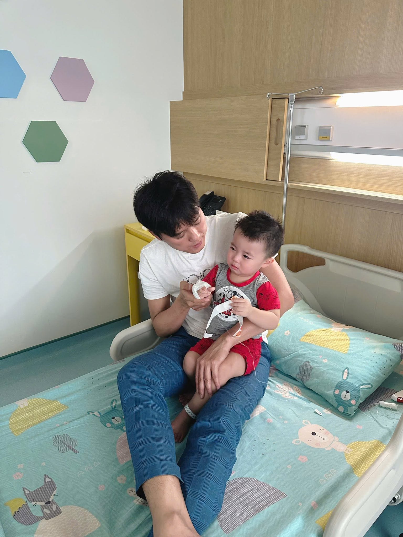 Quách Ngọc Tuyên cưới vợ kém 16 tuổi, con trai lên 3 tuổi điển trai, khôi ngô chuẩn điện ảnh - Ảnh 8.
