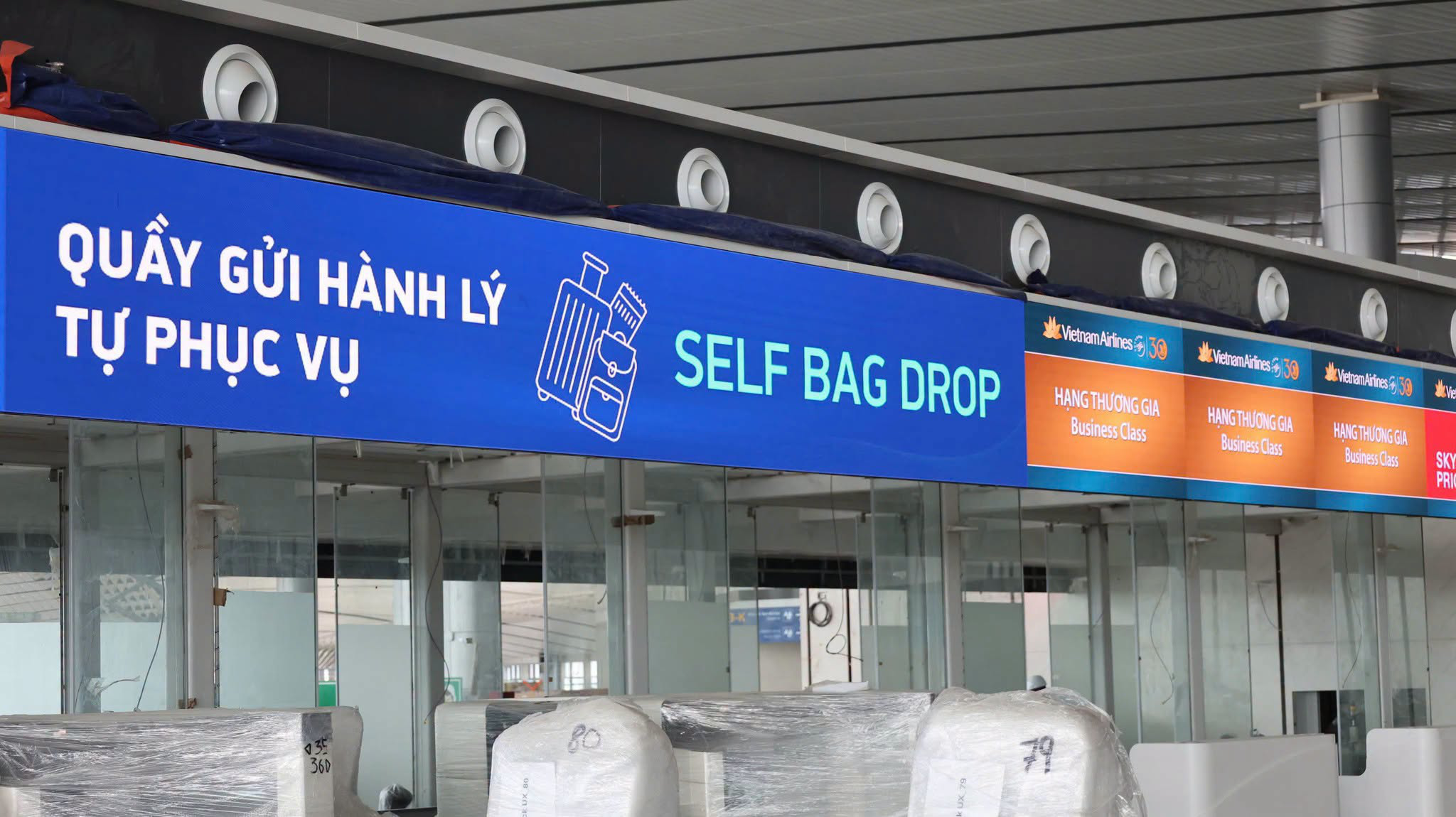 Hôm qua - 6/10, nhiều người được huy động làm nhiệm vụ đặc biệt tại sân bay Long Thành - Ảnh 8.
