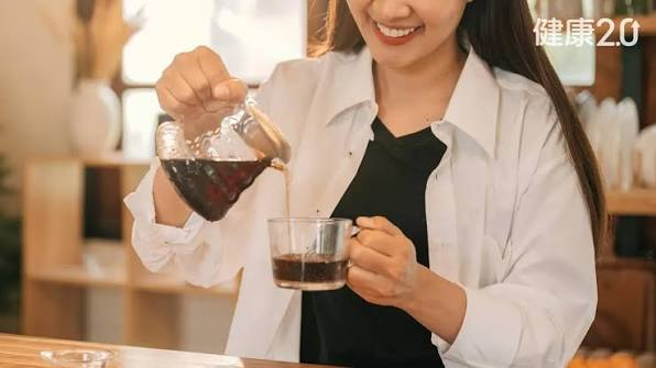 Uống cà phê mỗi ngày có tốt không? Tại sao 5 nhóm người này nên hạn chế? - Ảnh 1.