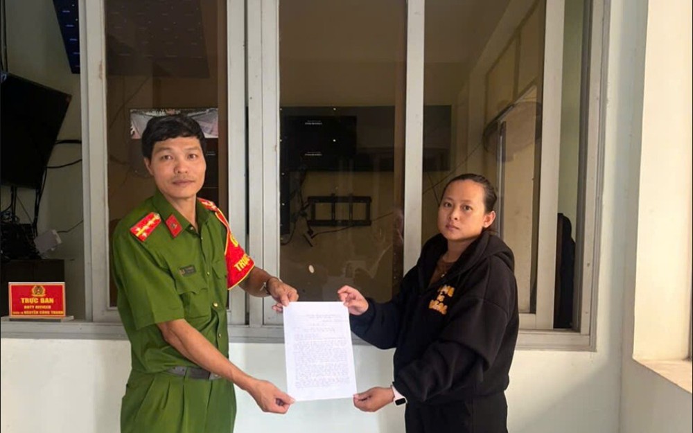 Chị Trần Thị Hải Yến đến trình báo, công an lập tức xác minh giao dịch chuyển khoản 20.920.000 đồng từ tài khoản VietinBank