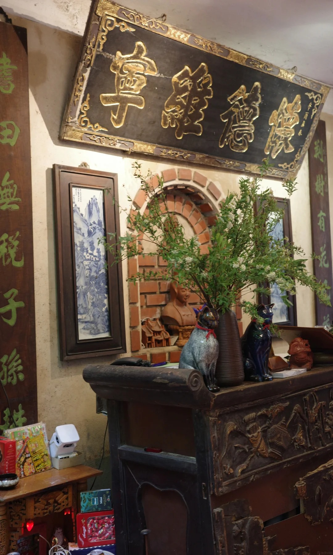 Quán cà phê “ẩn mình” giữa phố cổ Hà Nội, bước qua một tiệm lụa mới thấy, không gian đậm chất Á Đông khiến khách Trung mê mẩn- Ảnh 15.