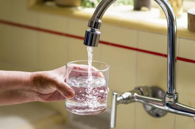 5 sai lầm tai hại khi uống nước từ máy lọc nước ngang "nuốt bệnh vào thân"- Ảnh 2.