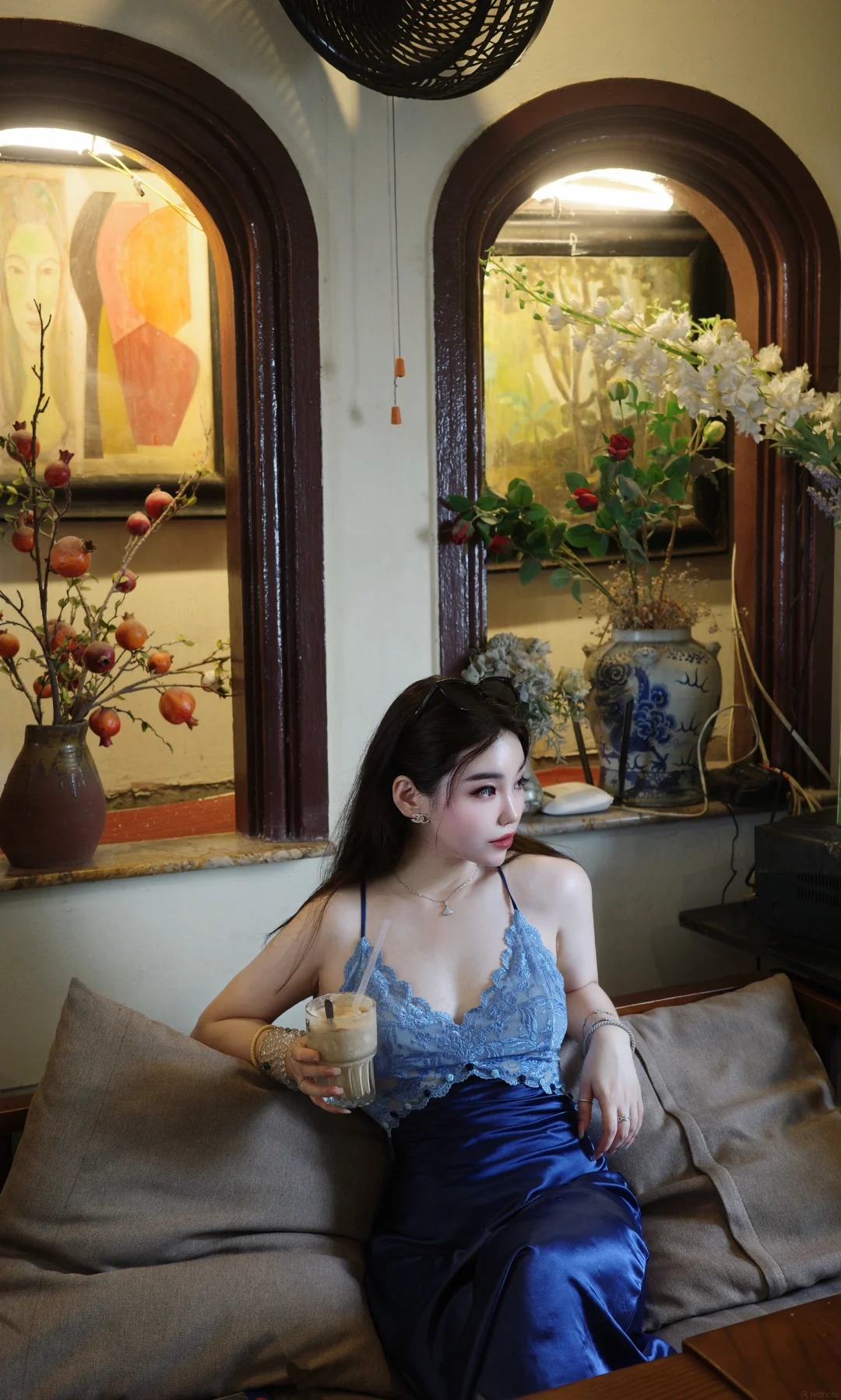 Quán cà phê “ẩn mình” giữa phố cổ Hà Nội, bước qua một tiệm lụa mới thấy, không gian đậm chất Á Đông khiến khách Trung mê mẩn- Ảnh 1.