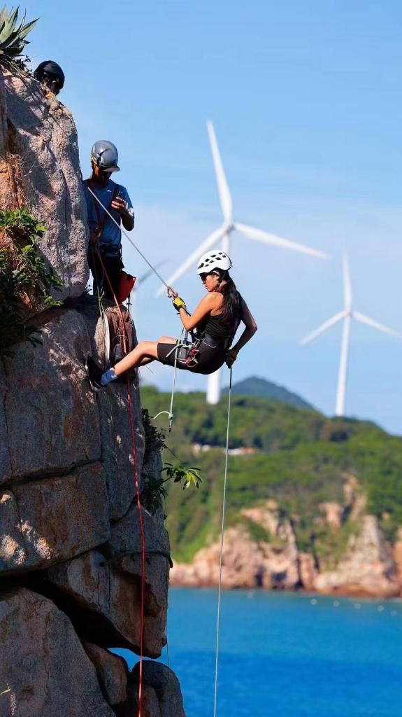 Quán cà phê cheo leo trên vách đá cao ngang tòa nhà hơn 20 tầng, khách phải leo dây 30 phút mới tới: Chưa đầy 4 tháng thu gần 4 tỷ đồng - Ảnh 2.