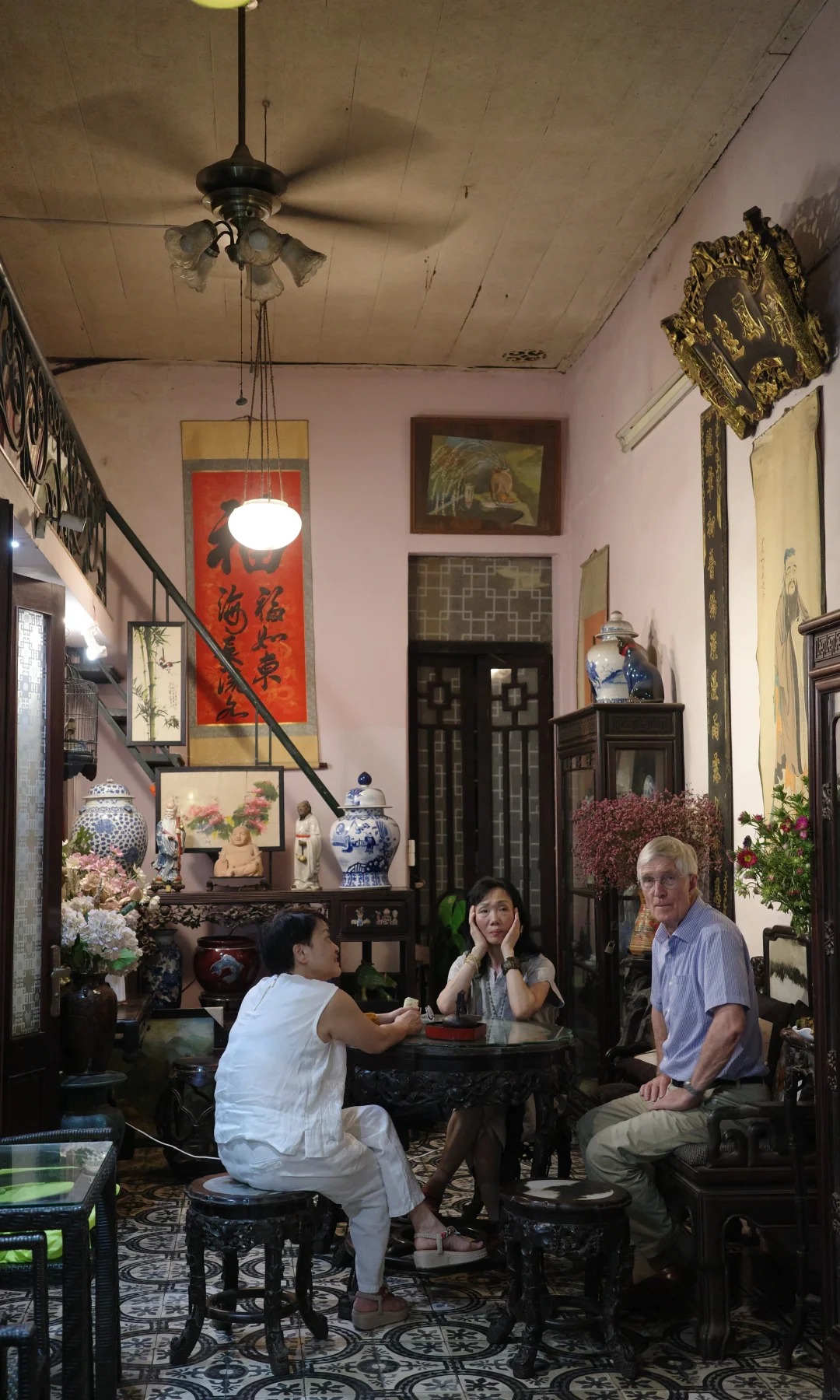 Quán cà phê “ẩn mình” giữa phố cổ Hà Nội, bước qua một tiệm lụa mới thấy, không gian đậm chất Á Đông khiến khách Trung mê mẩn- Ảnh 3.