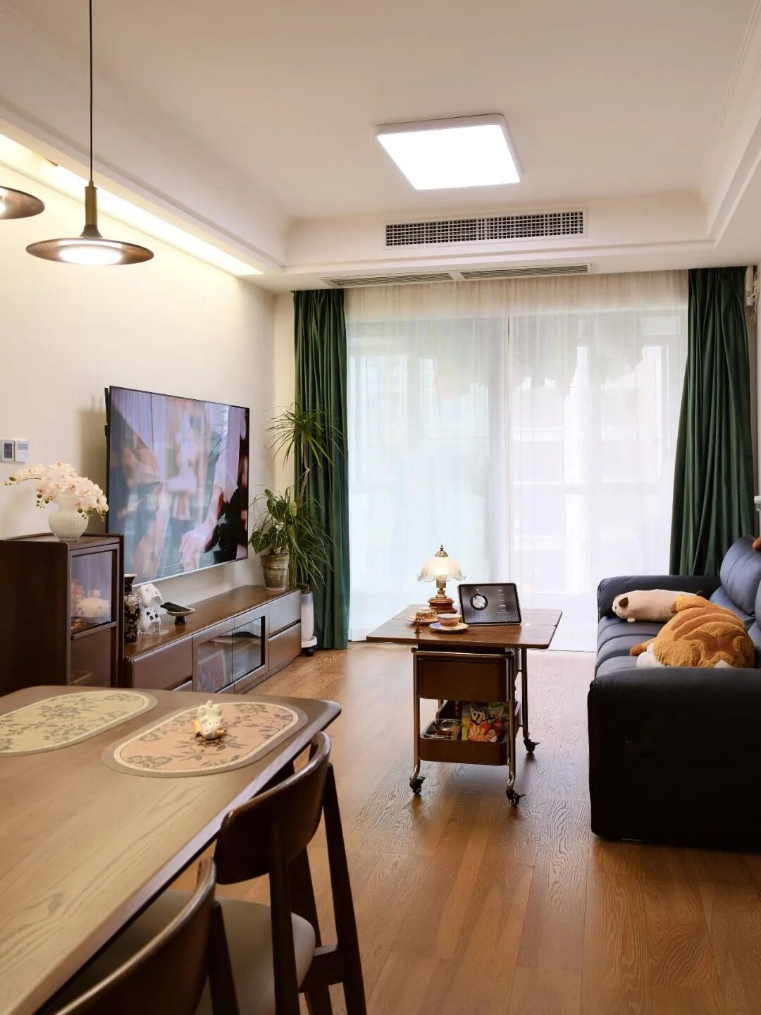Bên cạnh sofa không nhất thiết phải đặt bàn phụ: 7 cách tận dụng không gian của người trẻ vừa gọn vừa thiết thực - Ảnh 4.