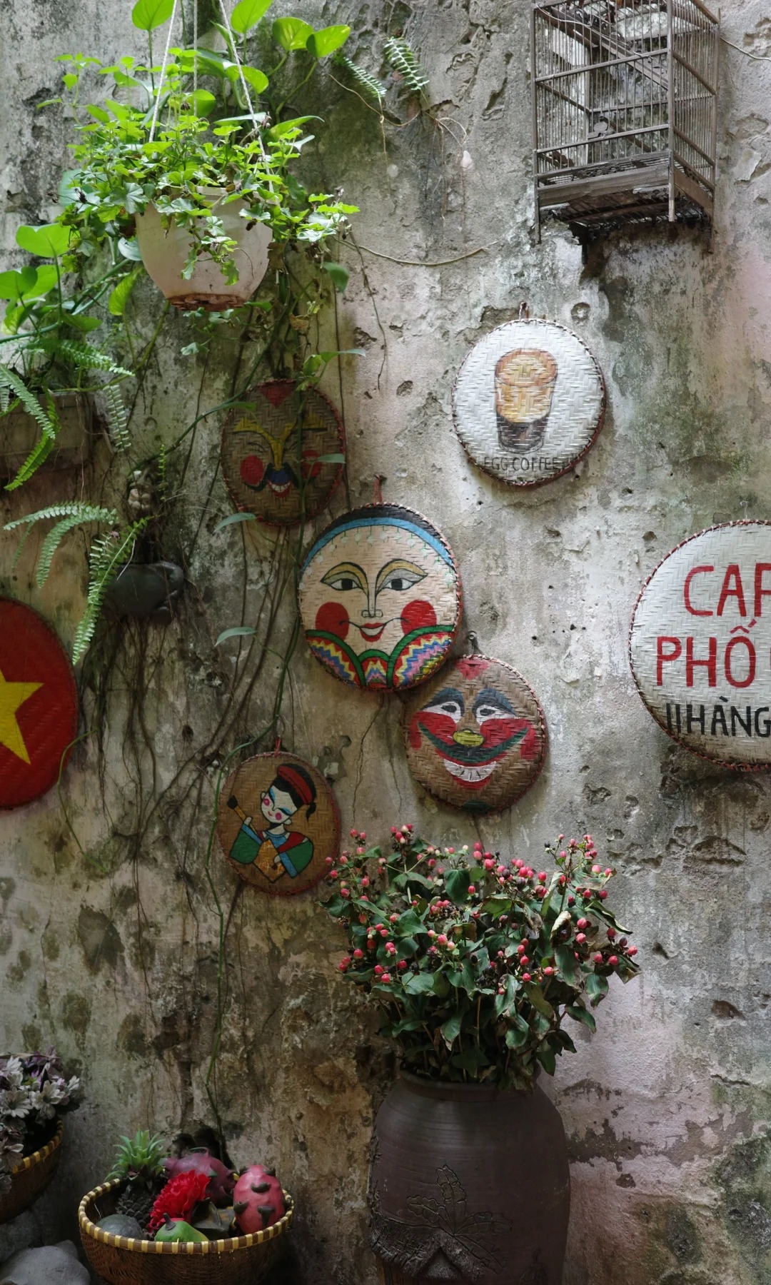 Quán cà phê “ẩn mình” giữa phố cổ Hà Nội, bước qua một tiệm lụa mới thấy, không gian đậm chất Á Đông khiến khách Trung mê mẩn- Ảnh 5.
