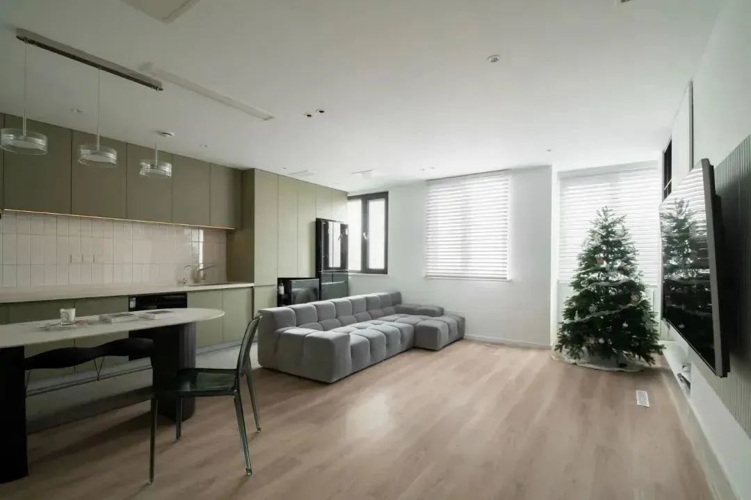 Không đủ tiền mua nhà, cặp vợ chồng chi 1,3 tỷ đồng cải tạo căn hộ đi thuê rộng 84m2- Ảnh 1.