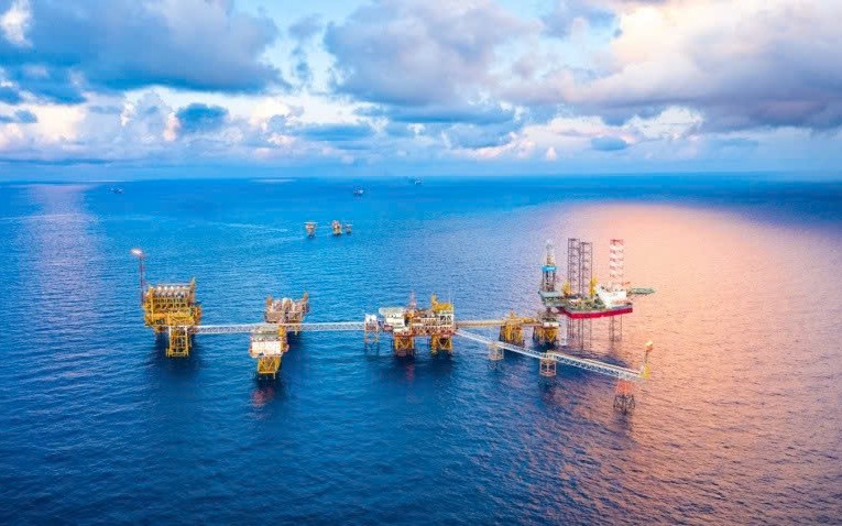 Giàn khoan sâu 3.000m của Việt Nam rung chuyển, mũi khoan chệch hướng bất ngờ báo trúng lớn, dòng dầu phun mạnh với lưu lượng 1.000tấn/ngày, công nghệ cao xuất hiện