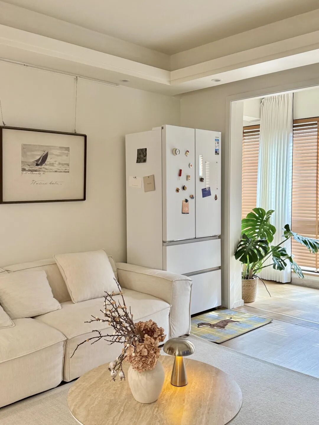 Bên cạnh sofa không nhất thiết phải đặt bàn phụ: 7 cách tận dụng không gian của người trẻ vừa gọn vừa thiết thực - Ảnh 7.