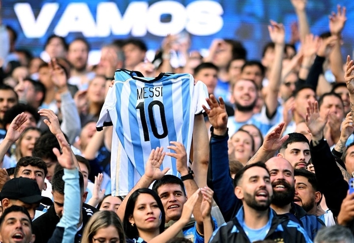Messi là 'con gà đẻ trứng vàng', kéo 100 thương hiệu tài trợ cho LĐBĐ Argentina - Ảnh 3.