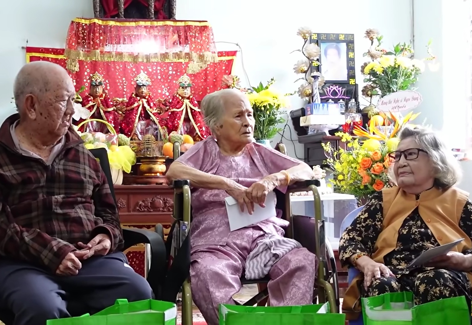 Nữ NSND quyền lực miền Nam 89 tuổi thăm đàn chị 99 tuổi, nói thẳng điều này - Ảnh 1.