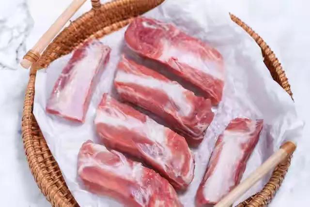 Khi mua sườn heo, nếu thấy có dấu hiệu này ở các kẽ xương thì đừng mua dù giá có rẻ đến đâu! - Ảnh 3.