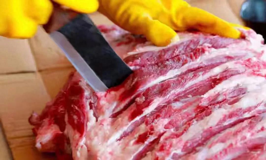 Khi mua sườn heo, nếu thấy có dấu hiệu này ở các kẽ xương thì đừng mua dù giá có rẻ đến đâu! - Ảnh 2.