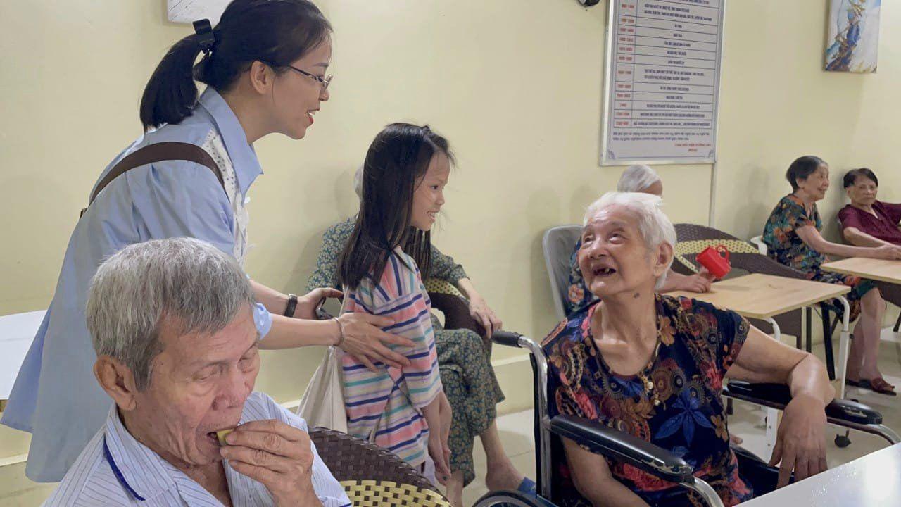 Dưỡng lão bán trú "sáng đi, chiều về": Nơi thu 100.000 đồng/ngày, nhiều điểm ở Hà Nội đang "cháy chỗ" - Ảnh 3.