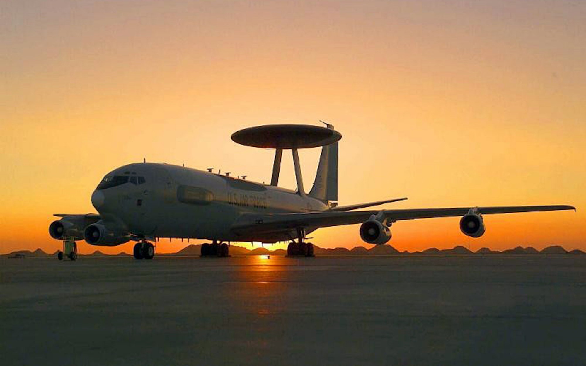 Phát hiện chiếc máy bay Boeing kỳ lạ, cõng trên lưng chiếc đĩa khổng lồ: Giá tới nửa tỷ USD