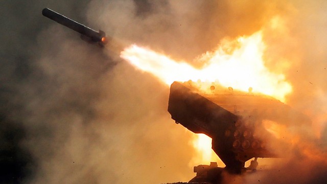 TOS-1 nã trúng điểm tập kết quân Ukraine, sóng xung kích lan rộng - Chiến thuật Armageddon khiến Kiev tê liệt 24h- Ảnh 1.