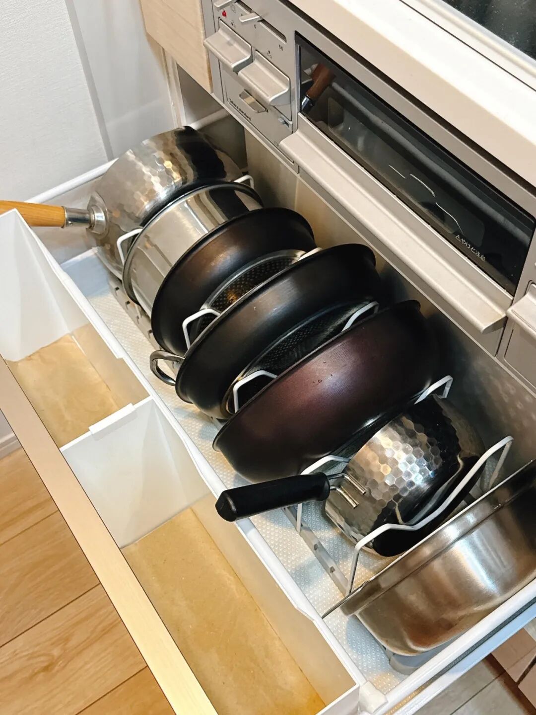 Nhìn 7 cách cất nồi chảo này tôi mới hiểu vì sao bếp nhà mình lúc nào cũng chật: Hóa ra trước giờ xếp sai hết- Ảnh 12.