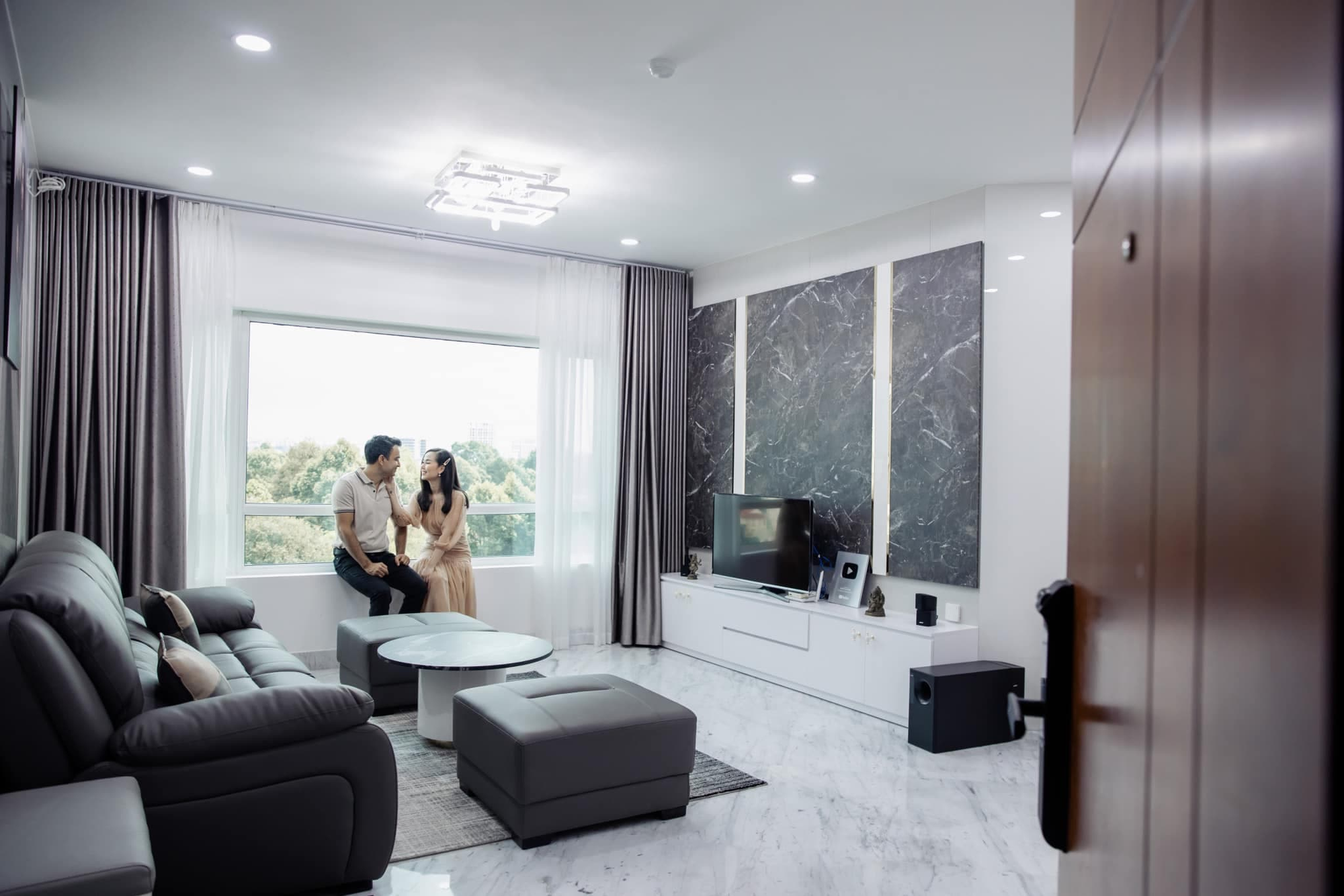 CEO Ấn Độ cưới giảng viên thanh nhạc kém 12 tuổi: Đưa tiền vào “ngân hàng vợ”, tậu căn hộ 145m²- Ảnh 4. CEO Ấn Độ cưới giảng viên thanh nhạc kém 12 tuổi: Đưa tiền vào “ngân hàng vợ”, tậu căn hộ 145m²- Ảnh 4.