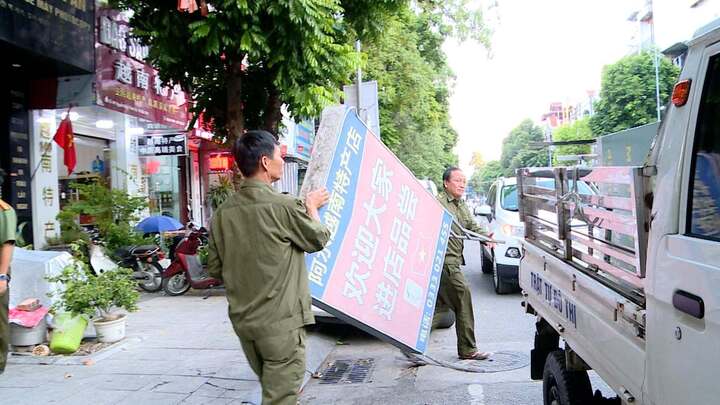 TP Bắc Ninh mở cao điểm dẹp 'loạn' biển quảng cáo, lập lại trật tự đô thị- Ảnh 1.